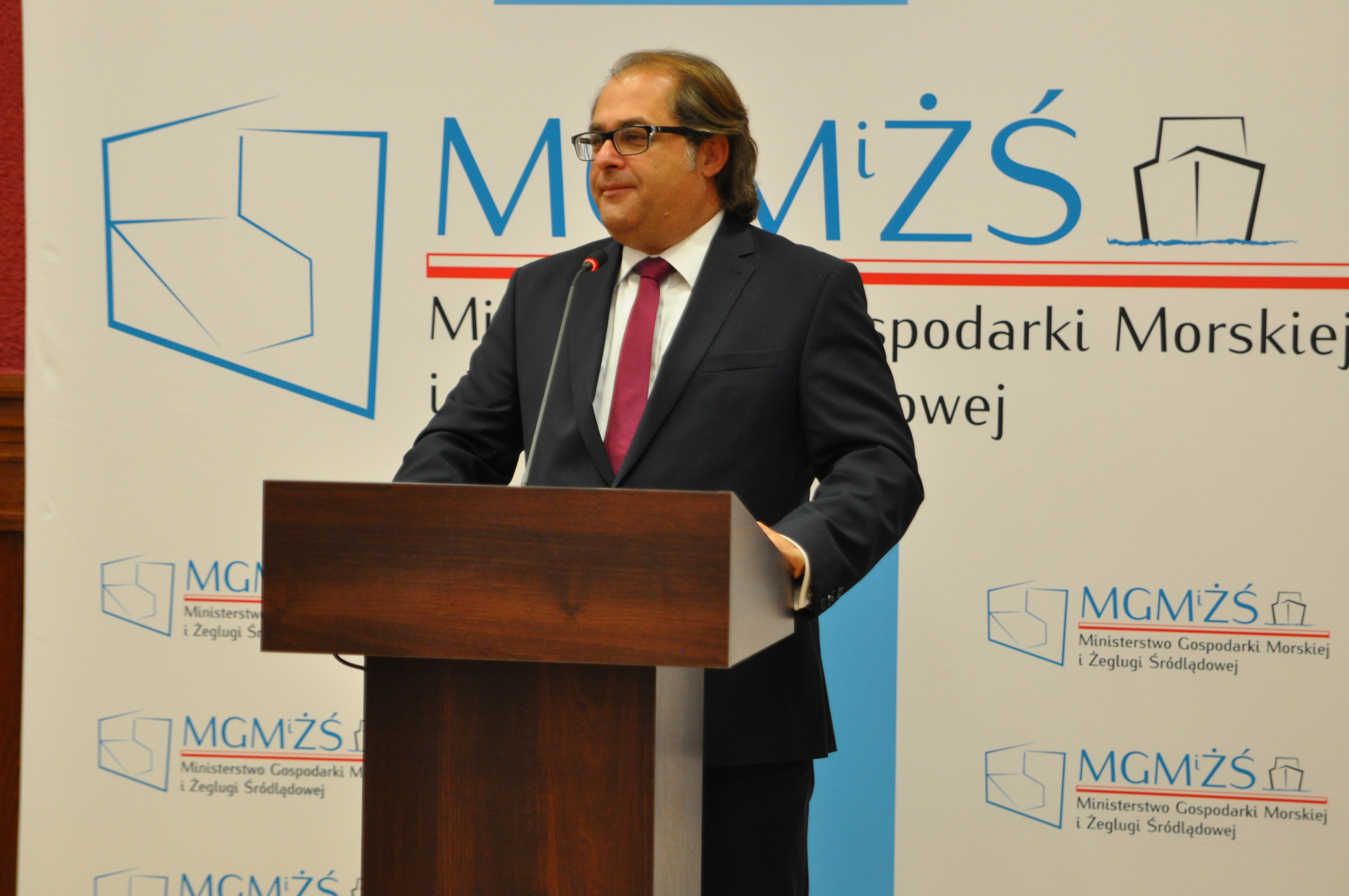 Podpisanie umowy na pogłębienie toru wodnego do 12,5 metra